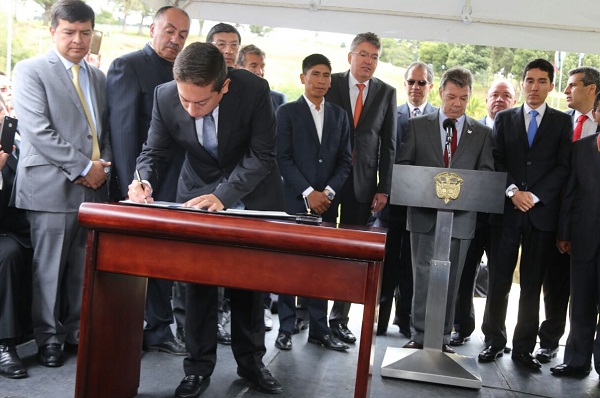 Gobernador Carlos Amaya firmó el Contrato Boyacá Bicentenario por $ 1 billón