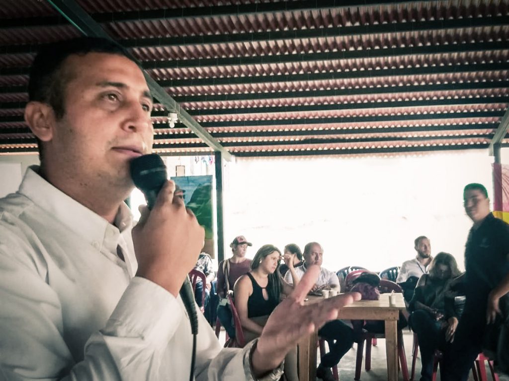 Secretario hablando