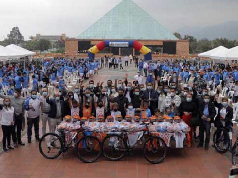 personas recibiendo bicicletas y cascos en la gobernacion de cundinamarca