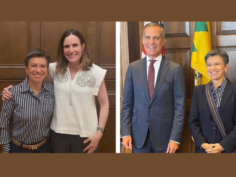 mujer en 2 fotos con 2 politicos diferentes de pie y feliz