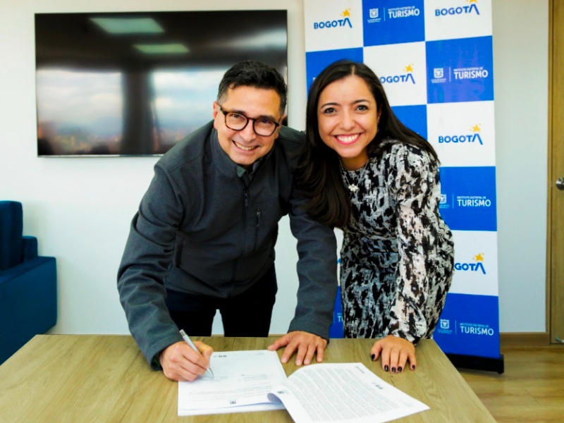 dos personas felices firmando un documento