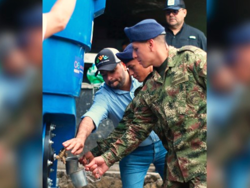 soldados en el metan disfrutan de los nuevos purificadores de agua