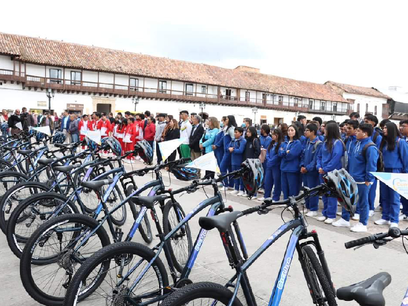 CON ‘BICIUNE’ ENTREGARON 100 BICICLETAS