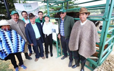 En Tota el gobernador Ramiro Barragán entregó una báscula para el pesaje de ganado