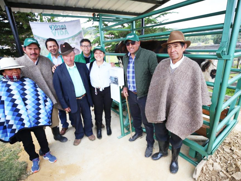En Tota el gobernador Ramiro Barragán entregó una báscula para el pesaje de ganado