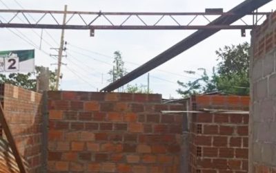 Jóvenes hacen ‘vaca’ para construir una escuela