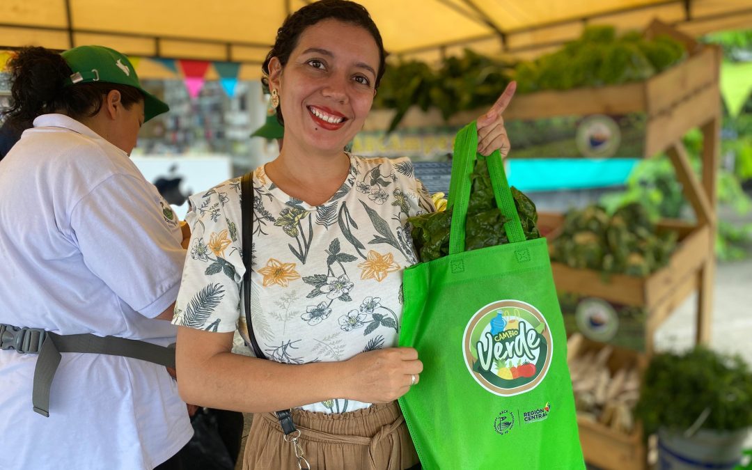 Habitantes del Meta intercambiaron material reciclable por alimentos de la Región Central