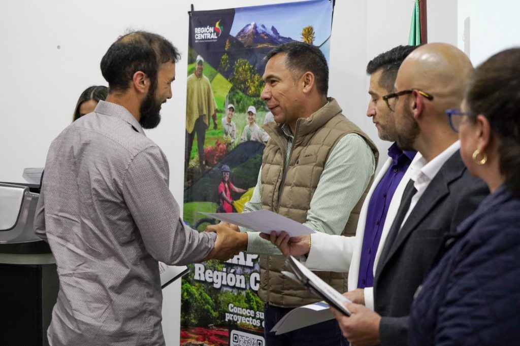 Catorce (14) operadores turísticos de Boyacá, Cundinamarca, Huila y Tolima recibieron el Distintivo de Buenas Prácticas de Calidad Turística Colombia, en el marco del Sistema Territorial de Calidad Turística (SITCAT), una apuesta liderada por la RAP-E Región Central y el Viceministerio de Turismo para fortalecer la competitividad y sostenibilidad del sector en los territorios.