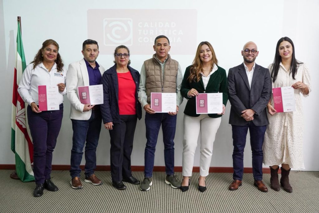 Catorce (14) operadores turísticos de Boyacá, Cundinamarca, Huila y Tolima recibieron el Distintivo de Buenas Prácticas de Calidad Turística Colombia, en el marco del Sistema Territorial de Calidad Turística (SITCAT), una apuesta liderada por la RAP-E Región Central y el Viceministerio de Turismo para fortalecer la competitividad y sostenibilidad del sector en los territorios.