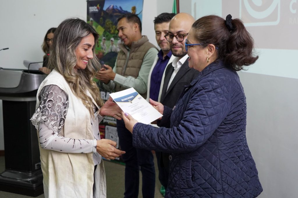 Catorce (14) operadores turísticos de Boyacá, Cundinamarca, Huila y Tolima recibieron el Distintivo de Buenas Prácticas de Calidad Turística Colombia, en el marco del Sistema Territorial de Calidad Turística (SITCAT), una apuesta liderada por la RAP-E Región Central y el Viceministerio de Turismo para fortalecer la competitividad y sostenibilidad del sector en los territorios.
